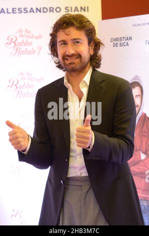 Napoli, Italia. 16th Dic 2021. Alessandro Siani posa durante una sessione fotografica per il film di Natale 'Chi ha incastrato Babbo Natale?' A Happy MaxiCinema di Afragola a Napoli. (Foto di Mariano Montella/Pacific Press) Credit: Pacific Press Media Production Corp./Alamy Live News Foto Stock