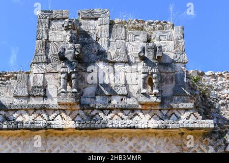 Figure Atlantes, Palazzo delle maschere, Kabah, sito archeologico maya nella regione Puuc dello Yucatan occidentale, Messico Foto Stock