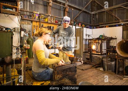 Lezioni di soffiatura del vetro nelle Harmony Glass Works, Harmony, California Foto Stock