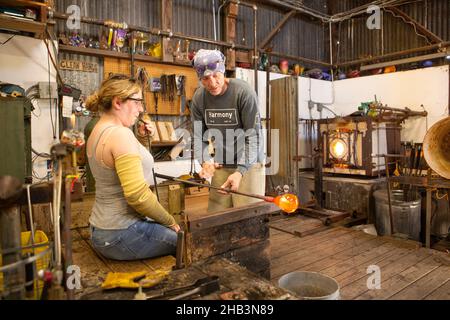 Lezioni di soffiatura del vetro nelle Harmony Glass Works, Harmony, California Foto Stock
