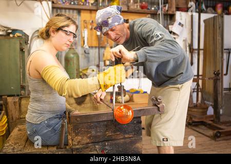 Lezioni di soffiatura del vetro nelle Harmony Glass Works, Harmony, California Foto Stock