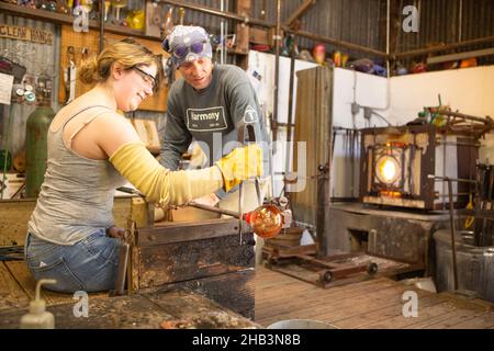 Lezioni di soffiatura del vetro nelle Harmony Glass Works, Harmony, California Foto Stock