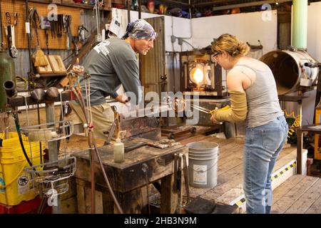 Lezioni di soffiatura del vetro nelle Harmony Glass Works, Harmony, California Foto Stock
