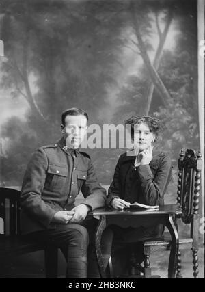 Ritratto di un soldato non identificato e di una donna non identificata [inscritto Watt], Berry & Co, studio fotografico, 1917-1918, Wellington, Fotografia in bianco e nero, Ritratto di una donna e di un uomo seduto ad un piccolo tavolo. L'uomo indossa l'uniforme di un privato nell'esercito neozelandese Foto Stock