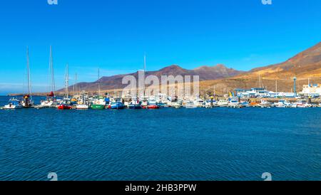 Morro Jable, Spagna - 9 dicembre 2018: Vista panoramica del Porto di Morro Jable sulla costa meridionale dell'isola di Fuerteventura, Isole Canarie, Spagna Foto Stock