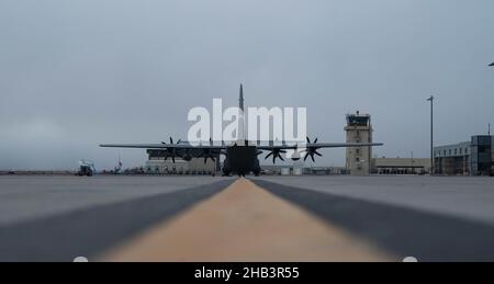 Un C-130 dalla 152nd Airlift Wing, Nevada Air National Guard, siede sulla linea di volo seguendo la base della Guardia Nazionale aerea del Nevada, Reno, Never., 8 dicembre 2021. La 152nd Airlift Wing offre un'airlift tattica e la consegna aerea in tutto il mondo, fornendo allo stesso tempo una risposta nazionale di livello mondiale allo stato del Nevada e della nazione. (STATI UNITI Air National Guard foto di Airman 1st classe Thomas Cox) Foto Stock