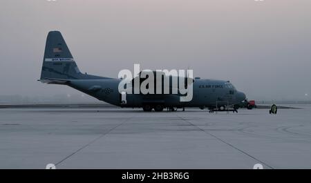 Un C-130 dalla 152nd Airlift Wing, Nevada Air National Guard, siede sulla linea di volo seguendo la base della Guardia Nazionale aerea del Nevada, Reno, Never., 8 dicembre 2021. La 152nd Airlift Wing offre un'airlift tattica e la consegna aerea in tutto il mondo, fornendo allo stesso tempo una risposta nazionale di livello mondiale allo stato del Nevada e della nazione. (STATI UNITI Air National Guard foto di Airman 1st classe Thomas Cox) Foto Stock