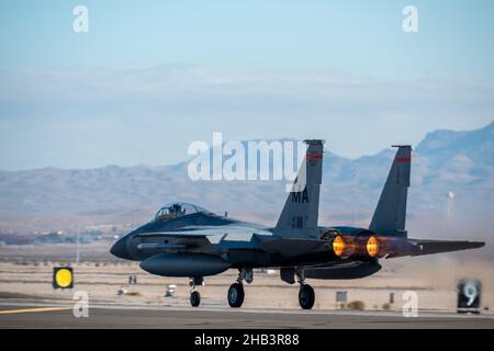 A Massachusetts Air National Guard F-15C Eagle dalla 104th Fighter Wing, decollera di partecipare a un esercizio di integrazione della U.S. Air Force Weapons School alla base dell'aeronautica militare di Nellis, Nevada, 8 dicembre 2021. Il F-15C ha volato le sue missioni difensive finali della scuola di armi contro l'aria durante il corso di istruttore di armi 21-B. (STATI UNITI Foto Air Force di Michael J. Hasenauer) Foto Stock