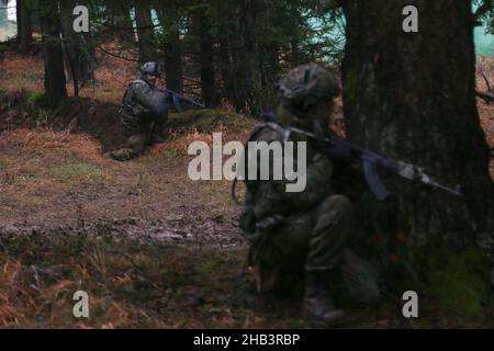 I soldati slovacchi si coprono e forniscono sicurezza durante il concombined Resolve XVI presso l'Hohenfels Training Area, Germania, 14 dicembre 2021. Combined Resolve XVI è un evento di addestramento organizzato dal United States Army Europe-Africa Directed, 7th Army Training Command, dal Joint Multinational Readiness Center per il team di combattimento delle Brigate Armored 1st dell'Armata degli Stati Uniti, 1st Infanttry Division, che si svolge nelle aree di addestramento di Grafenwoehr e Hohenfels nella Baviera nord-orientale, Germania che è progettato per valutare e valutare la capacità di condurre operazioni in un complesso, multi-dominio simulata battlespace. (STATI UNITI Foto Stock