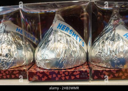 Hershey, PA, Stati Uniti d'America - 3 dicembre 2021: I regali del bacio della caramella del cioccolato di Hershey sono in esposizione per la vendita al mondo del cioccolato. Foto Stock