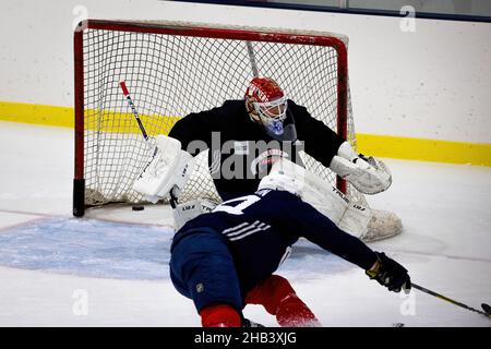 Coral Springs, Stati Uniti. 03rd Ott 2021. Florida Panthers giocatori no.72 Sergei Bobrovsky e 44 Kevin Connauton sono visti in azione durante la sessione di prove mattutine per NHL regolare stagione 2021-2022 credito: SOPA Images Limited/Alamy Live News Foto Stock