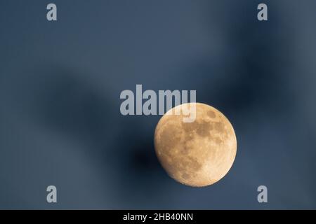 Rieti, Italia. 16th Dic 2021. Il cielo si prepara per la luna piena il 19 dicembre, la luna piena del freddo. Il gibboso che sorge sopra i cieli di Rieti. (Foto di Riccardo Fabi/Pacific Press) Credit: Pacific Press Media Production Corp./Alamy Live News Foto Stock