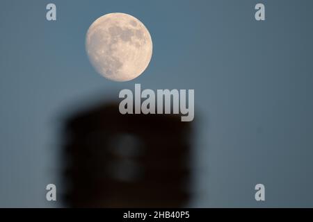 Rieti, Italia. 16th Dic 2021. Il cielo si prepara per la luna piena il 19 dicembre, la luna piena del freddo. Il gibboso che sorge sopra i cieli di Rieti. (Foto di Riccardo Fabi/Pacific Press) Credit: Pacific Press Media Production Corp./Alamy Live News Foto Stock