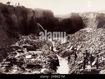 Estrazione idraulica vicino a Cromwell, studio Burton Brothers, 1870-1880s, Otago Foto Stock