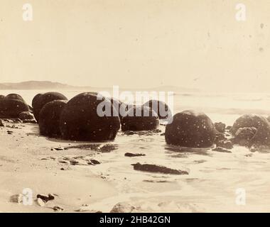 Massi sulla spiaggia di Moeraki. Dall'album: New Zealand views, studio Burton Brothers, studio fotografico, 1870s, Dunedin, fotografia in bianco e nero Foto Stock