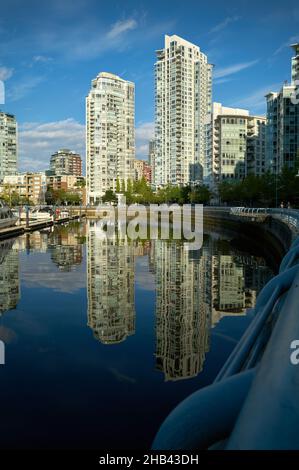 Vancouver, British Columbia, Canada – 6 maggio 2018. Yaletown Vancouver Seawall Morning Towers. Il sole del mattino riflette fuori dai condomini di Yaletown in downto Foto Stock