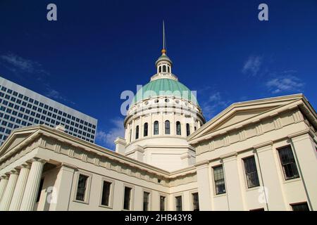 Alcuni dei casi più cruciali nella storia degli Stati Uniti sono stati ascoltati nelle aule del tribunale dell'Old Courthouse, ora parte del Gateway Arch National Park nel Missouri Foto Stock