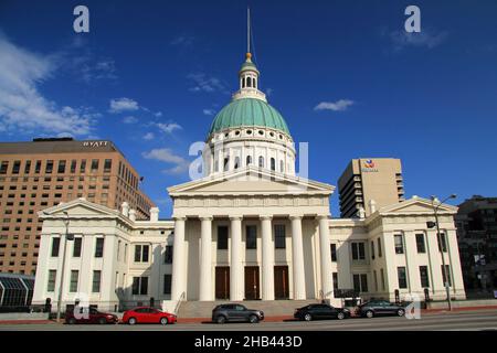 Alcuni dei casi più cruciali nella storia degli Stati Uniti sono stati ascoltati nelle aule del tribunale dell'Old Courthouse, ora parte del Gateway Arch National Park nel Missouri Foto Stock