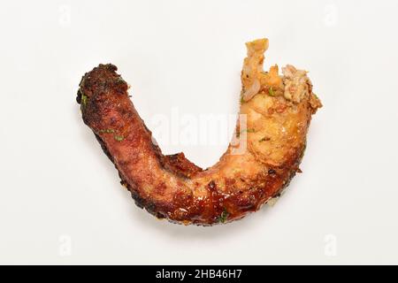 Primo piano di pollo piccante collo isolato su sfondo bianco Foto Stock