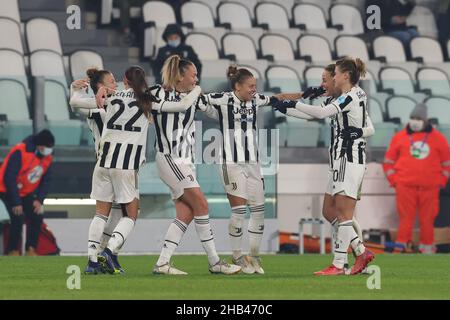 Torino, 16th dicembre 2021. Giocatori Juventus, Lisa Boattin, Agnese Bonfantini, Andrea Staskova, Arianna Caruso, Martina Rosacci e cristiana Girelli festeggiano le qualifiche per le finali del quarto dopo il fischio finale della UEFA Womens Champions League allo Juventus Stadium di Torino. Il credito d'immagine dovrebbe essere: Jonathan Moscrop / Sportimage Credit: Sportimage/Alamy Live News Foto Stock