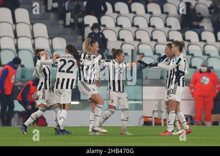Torino, 16th dicembre 2021. Giocatori Juventus, Lisa Boattin, Agnese Bonfantini, Andrea Staskova, Arianna Caruso, Martina Rosacci e cristiana Girelli festeggiano le qualifiche per le finali del quarto dopo il fischio finale della UEFA Womens Champions League allo Juventus Stadium di Torino. Il credito d'immagine dovrebbe essere: Jonathan Moscrop / Sportimage Credit: Sportimage/Alamy Live News Foto Stock