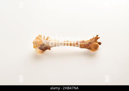 Osso della gamba di pollo isolato su sfondo bianco Foto Stock