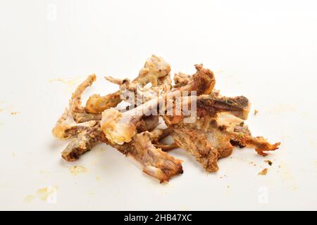 Ossa di pollo di sinistra isolate su sfondo bianco Foto Stock