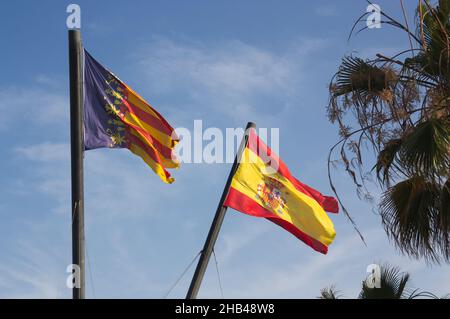 Bandiere della Spagna e della Comunità Valenciana situata all'ingresso del lungomare nel porto di Valencia (Spagna) Foto Stock