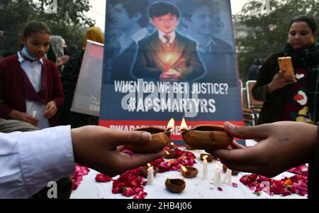 Lahore, Punjab, Pakistan. 16th Dic 2021. Attivisti pakistani di Rawadari Tehreek illuminando le candele durante la cerimonia di accensione delle candele in ricordo dei Martiri insegnanti e studenti della Scuola pubblica dell'Esercito (APS) incidente di Peshawar a Lahore. Un attacco alla Scuola pubblica dell'Esercito (APS) nella città di Peshawar, dove più di 150 studenti sono stati uccisi quando i cannonieri talebani hanno superato il 16 dicembre 2014. (Credit Image: © Rana Sajid Hussain/Pacific Press via ZUMA Press Wire) Credit: ZUMA Press, Inc./Alamy Live News Foto Stock