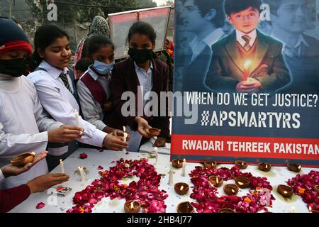 Lahore, Punjab, Pakistan. 16th Dic 2021. Attivisti pakistani di Rawadari Tehreek illuminando le candele durante la cerimonia di accensione delle candele in ricordo dei Martiri insegnanti e studenti della Scuola pubblica dell'Esercito (APS) incidente di Peshawar a Lahore. Un attacco alla Scuola pubblica dell'Esercito (APS) nella città di Peshawar, dove più di 150 studenti sono stati uccisi quando i cannonieri talebani hanno superato il 16 dicembre 2014. (Credit Image: © Rana Sajid Hussain/Pacific Press via ZUMA Press Wire) Credit: ZUMA Press, Inc./Alamy Live News Foto Stock