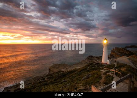 Faro di Castle Point, situato vicino al villaggio di Castlepoint nella regione di Wellington dell'Isola del Nord della Nuova Zelanda Foto Stock