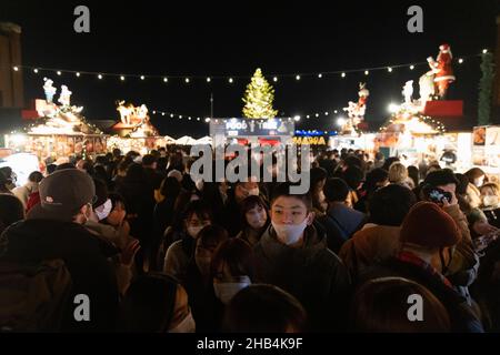 Yokohama, Giappone. 16th Dic 2021. I visitatori che indossano le maschere facciali camminano attraverso il vivace mercato di Natale di Yokohama.con un tasso di vaccinazione del 78,6% e solo 140 nuove infezioni Covid-19 al giorno in media in Giappone, i visitatori dei mercati di Natale godono l'atmosfera festosa liberamente. (Foto di Stanislav Koggiku/SOPA Images/Sipa USA) Credit: Sipa USA/Alamy Live News Foto Stock