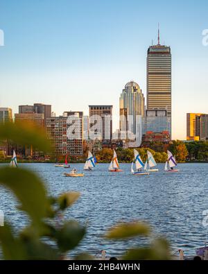 Pratica di vela sul fiume Charles di fronte al Boston Skyline preso di fronte al MIT dal lato Cambridge del fiume Foto Stock