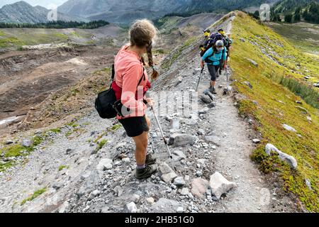 WA20541-00....WASHINGTON -giorno escursionisti e backpackers si passano l'un l'altro lungo la Railroad Grade Trail nella Mount Baker National Recreation Area. Foto Stock