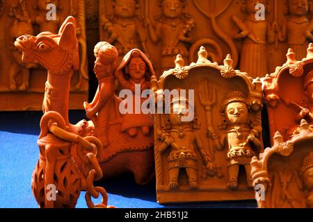 Pune , 11 dicembre 2021: Opera in terracotta alla Fiera artigianale di Pune. Bella scultura in terracotta figura indù sulla piastrella, rilievo art. Foto Stock