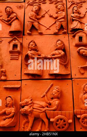 Pune , 11 dicembre 2021: Opera in terracotta alla Fiera artigianale di Pune. Bella scultura in terracotta figura indù sulla piastrella, rilievo art. Foto Stock