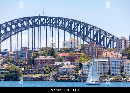 Barca a vela o Sydney Harbour di fronte alle case d'acqua a Kirribilli e il Sydney Harbour Bridge, sydney, Australia Foto Stock