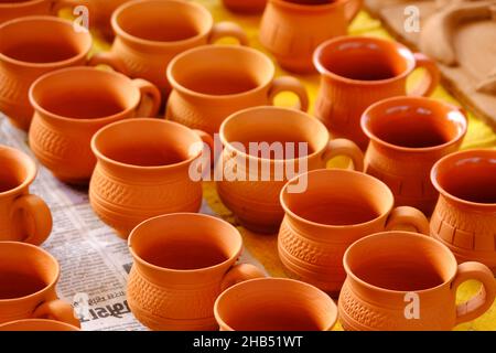 Terracotta, pentola, tazza da cucina souvenir pila presso negozio di ceramiche artigianali di strada. Terracotta prodotti fatti a mano nel mercato artigianale di Pune, India. Foto Stock