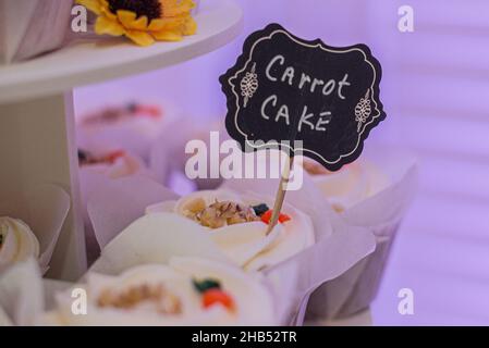 Tortini con torta di carota con cartello al bar dessert Foto Stock