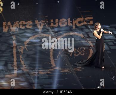 Uncasville, Stati Uniti. 17th Dic 2021. Miss Alaska Emma Broyles compete nel segmento dei talenti dell'annuale Miss America Competition 100th alla Mohegan Sun Arena di Uncasville, CT, giovedì 16 dicembre 2021. Foto di John Angelillo/UPI Credit: UPI/Alamy Live News Foto Stock