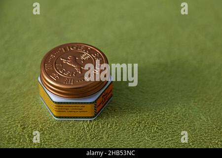 Umea, Norrland Svezia - 29 settembre 2019: Un vaso di balsamo tigre su sfondo verde Foto Stock