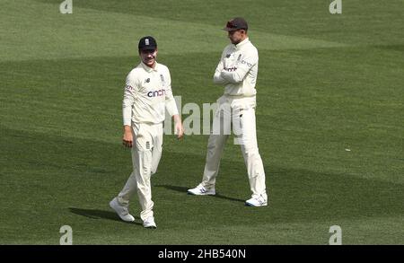 Inghilterra's Rory Burns ( Left ) dopo aver lasciato cadere Travis Head come Joe Root guarda durante il secondo giorno della seconda prova di Ashes all'Adelaide Oval di Adelaide. Data immagine: Venerdì 17 dicembre 2021. Foto Stock