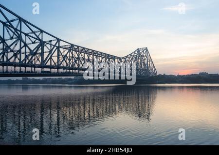 Vista di mattina presto del ponte di Howrah, il ponte è un ponte a sbalzo bilanciato sul fiume Hooghly a Kolkata, commissionato nel 1943, Kolkata, West Foto Stock