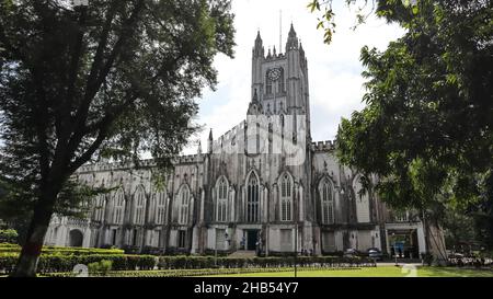 Vista frontale della Chiesa della Cattedrale di San Paolo. La pietra angolare fu posata nel 1839 e l'edificio fu completato nel 1847, Kolkata, Bengala Occidentale, India. Foto Stock