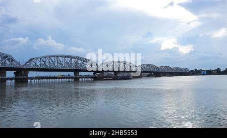 Vista di Vivekananda Setu o Ponte di Bally sul fiume Hoogly dal Tempio di Dakshineswar Kali, Kolkata, Bengala Occidentale, India. Foto Stock