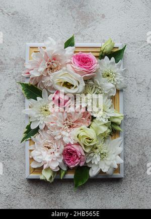 Struttura in legno decorata con fiori rosa e bianchi Foto Stock