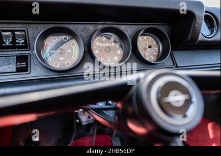 06 maggio 2020, Baden-Wuerttemberg, Rüsselsheim: Il cruscotto e la strumentazione di una Opel Kadett B di 50 anni nella fabbrica Opel di Rüsselsheim. Foto: Silas Stein/dpa Foto Stock