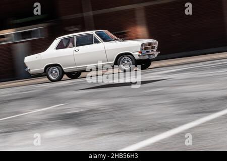 06 maggio 2020, Baden-Wuerttemberg, Rüsselsheim: Opel Kadett B, 50 anni, in azione presso la fabbrica Opel di Rüsselsheim. Foto: Silas Stein/dpa Foto Stock