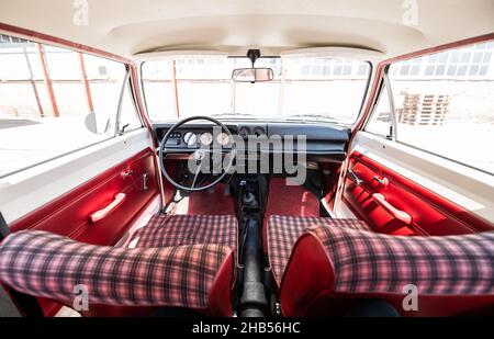 06 maggio 2020, Baden-Wuerttemberg, Rüsselsheim: L'interno di un'Opel Kadett B di 50 anni nella fabbrica Opel di Rüsselsheim. Foto: Silas Stein/dpa Foto Stock