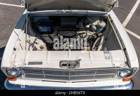 06 maggio 2020, Baden-Wuerttemberg, Rüsselsheim: Opel Kadett B, 50 anni, presso la fabbrica Opel di Rüsselsheim con il cofano aperto. Foto: Silas Stein/dpa Foto Stock